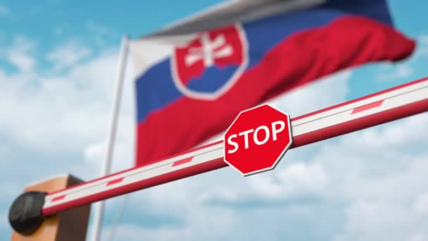 Öppnar bommen barriär med stoppskylt mot den slovakiska flaggan. Fri gränspassage eller upphävande av förbud i Slovakien — Stockvideo