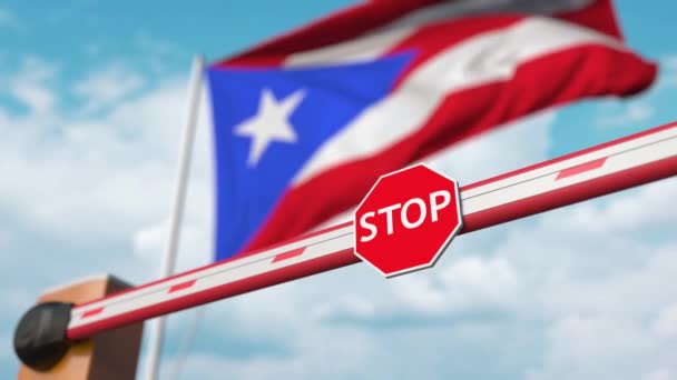 Barrera de apertura con señal de stop contra la bandera puertorriqueña. Entrada libre o levantamiento de una prohibición en Puerto Rico — Vídeo de stock
