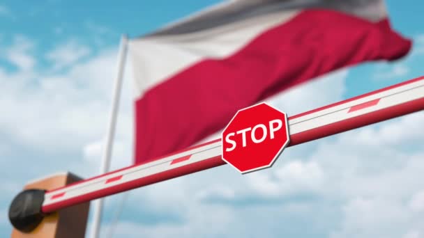 Offenes Auslegertor auf dem Hintergrund der polnischen Flagge. Freier Eintritt oder Aufhebung des Einreiseverbots in Polen — Stockvideo