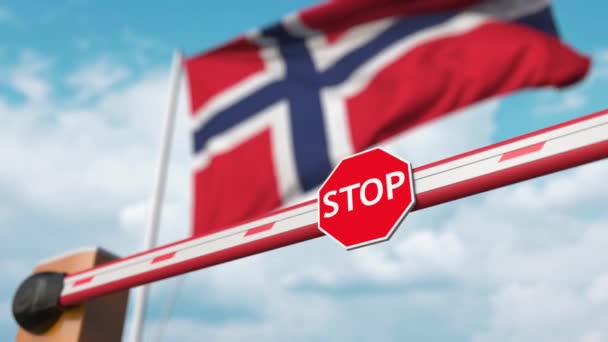 Absperrgitter geöffnet, im Hintergrund die Flagge Norwegens. Norwegian Freier Eintritt oder Aufhebung des Einreiseverbots — Stockvideo