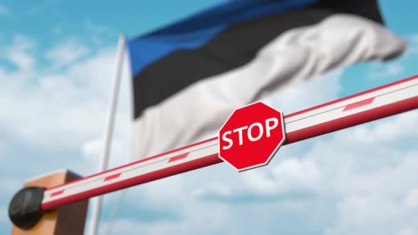 Otwarcie bariery boom ze znakiem stop przed estońską flagą. Swobodny wjazd lub zniesienie zakazu w Estonii — Wideo stockowe