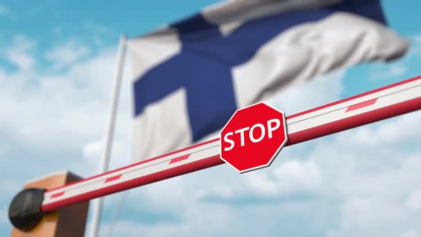 Barrera de apertura con señal de stop contra la bandera finlandesa. Entrada libre o levantamiento de una prohibición en Finlandia — Vídeo de stock