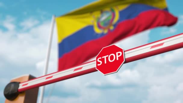 Barrièrepoort wordt geopend met de vlag van Ecuador als achtergrond. Ecuadoraans Vrije toegang of opheffing van een verbod — Stockvideo