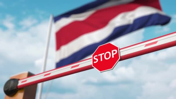 Puerta de la barrera que se abre con la bandera de Costa Rica como fondo. Costa Rica Entrada libre o levantamiento de una prohibición — Vídeos de Stock