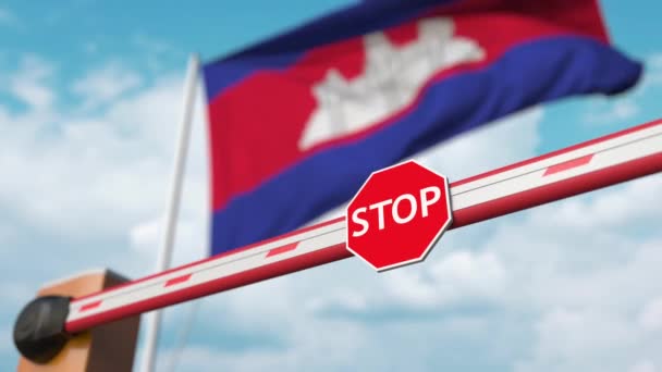 Barrera de apertura con señal de stop contra la bandera camboyana. Entrada libre o levantamiento de una prohibición en Camboya — Vídeo de stock