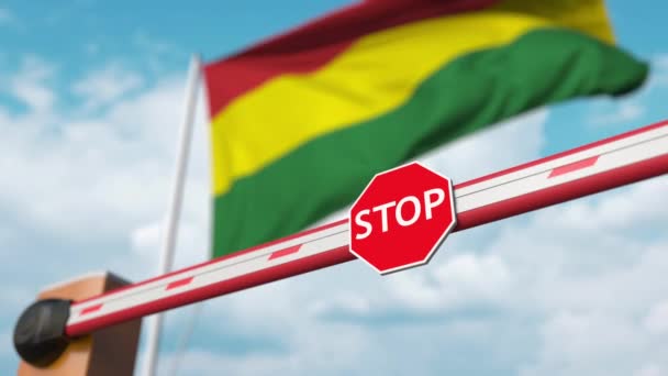 Ik open de barrière met stopbord tegen de Boliviaanse vlag. Vrije toegang of opheffing van een verbod in Bolivia — Stockvideo