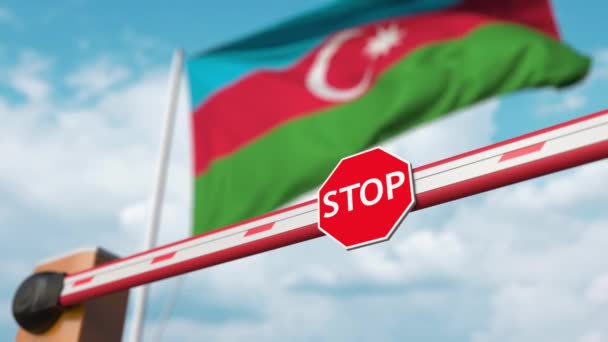 アゼルバイジャンの国旗に対する標識を停止してブームバリアを開く。アゼルバイジャンでの入場無料または持ち上げ禁止 — ストック動画