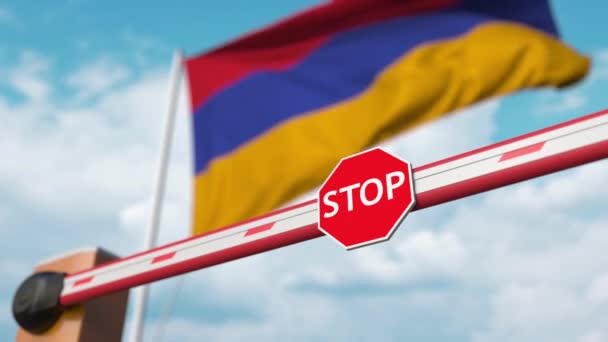 Barrièrepoort wordt geopend met de vlag van Armenië als achtergrond. Armeense vrije toegang of opheffing van een verbod — Stockvideo