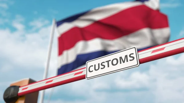 Барьерные ворота с табличкой CUSTOMS закрываются флагом Коста-Рики в качестве фона. Закрытие границы Коста-Рики или защитные тарифы. 3D рендеринг — стоковое фото
