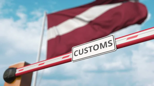 Барьерные ворота с табличкой CUSTOMS закрываются на заднем плане флагом Латвии. Латвийские ограниченные пограничные или защитные тарифы. 3D рендеринг — стоковое фото