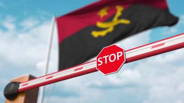Puerta abierta del boom en el fondo de la bandera angoleña. Entrada libre o levantamiento de una prohibición en Angola — Vídeo de stock