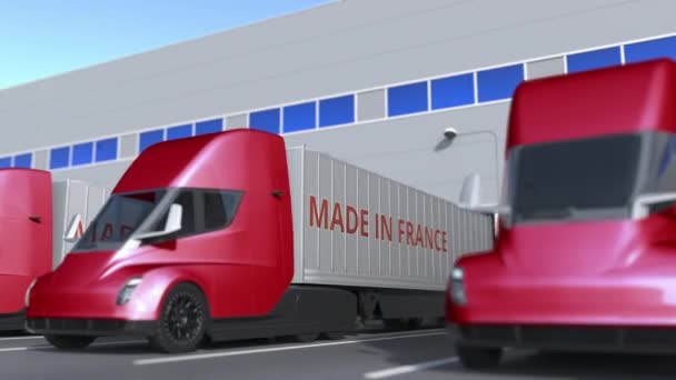 Moderna påhängsvagnslastbilar med Made In France text som lastas eller lossas på lager. Franska affärsrelaterade loopable 3D-animation — Stockvideo