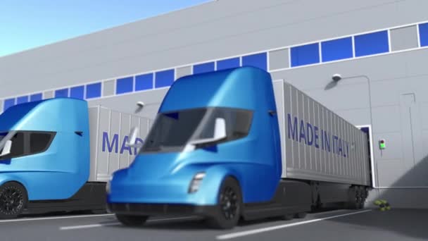 Σύγχρονα ημι-ρυμουλκούμενα φορτηγά με Made In Italy κείμενο που φορτώνονται ή εκφορτώνονται στην αποθήκη. Ιταλική επιχείρηση που σχετίζονται με loopable 3d animation — Αρχείο Βίντεο