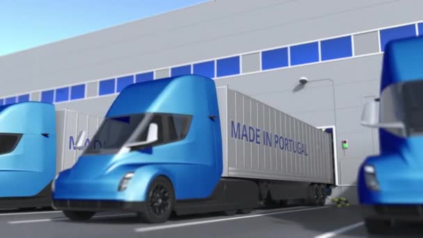 "Made in Portugal" yazılı modern yarı karavan kamyonları depoda yükleniyor ya da boşaltılıyor. Portekiz işi ile ilgili döngüsel 3D animasyon — Stok video