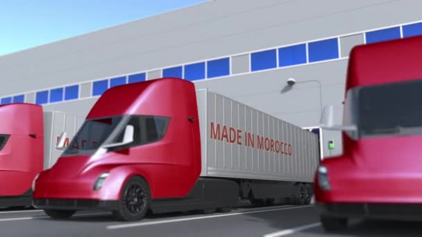 Moderna påhängsvagnslastbilar med Made In Morocco text som lastas eller lossas på lager. Marockanska affärsrelaterade loopable 3D-animation — Stockvideo