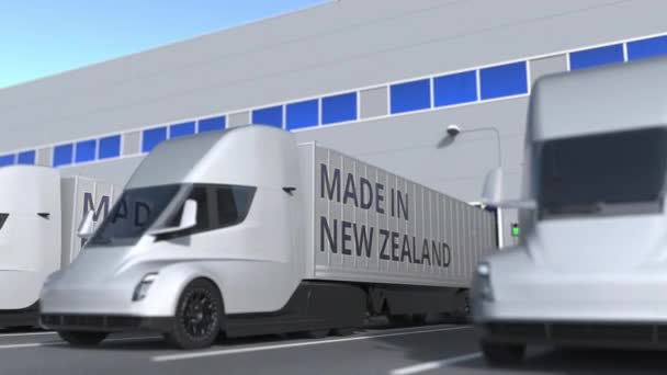 Remolques con texto hecho en Nueva Zelanda que se cargan o descargan en el almacén. negocio Animación 3D Loopable — Vídeo de stock