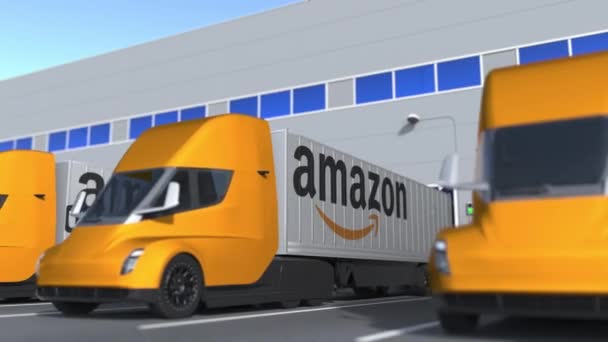 Ciężarówki przyczepy z logo Amazon są ładowane lub rozładowywane w magazynie. Logistyka związane pętli animacji 3d — Wideo stockowe