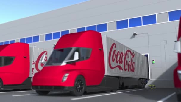 Camiones remolque con el logotipo de Coca-Cola siendo cargados o descargados en el almacén. Animación 3D loopable relacionada con la logística — Vídeos de Stock