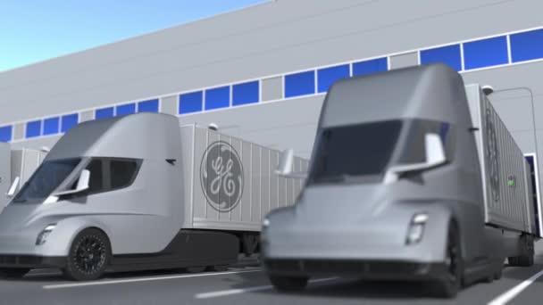 Caminhões de reboque com logotipo General Electric GE sendo carregados ou descarregados no armazém. Logística relacionados loopable animação 3D — Vídeo de Stock