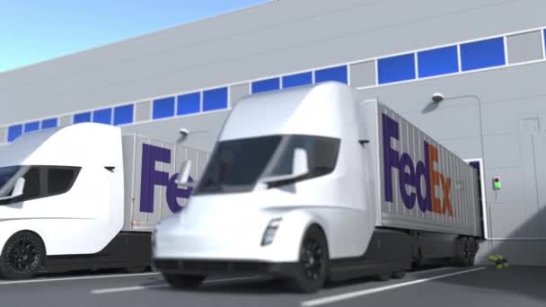 FedEx 회사 로고를 가진 현대의 트럭들은 창고에서 짐을 싣거나 내리고 있습니다. 물류는 재생 가능 한 3D 애니메이션 과 관련 이 있습니다. — 비디오