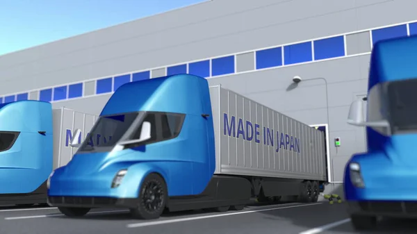 Caminhões de reboque com texto MADE IN JAPAN sendo carregado ou descarregado no armazém. Renderização 3D relacionada a negócios japoneses — Fotografia de Stock