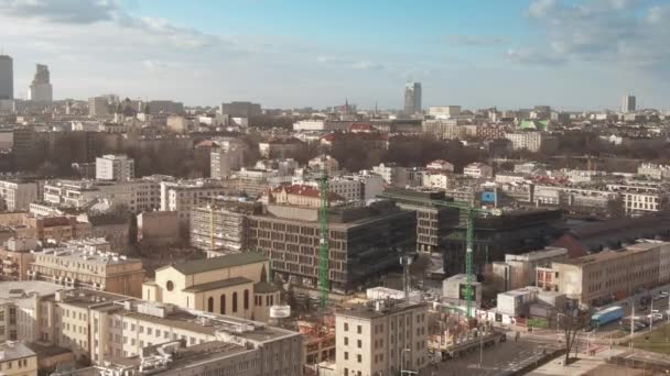 WARSAW, POLONIA - 3 DE FEBRERO DE 2020. Vista aérea del sitio de construcción urbana dentro del paisaje urbano — Vídeos de Stock