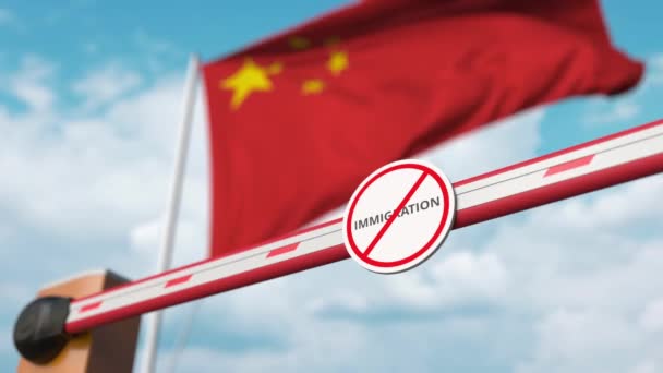 Het openen van boom barrière met stop immigratie teken tegen de Chinese vlag, immigratie goedkeuring in China — Stockvideo