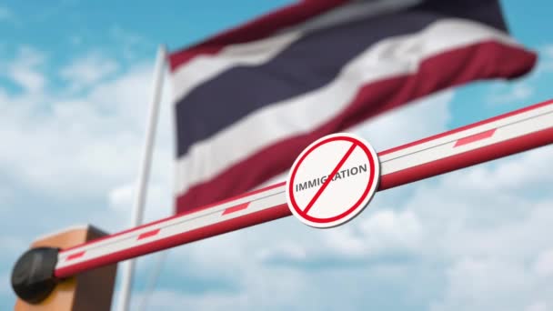 Het openen van boom barrière met stop immigratie teken tegen de Thaise vlag, immigratie welkom centrum in Thailand — Stockvideo