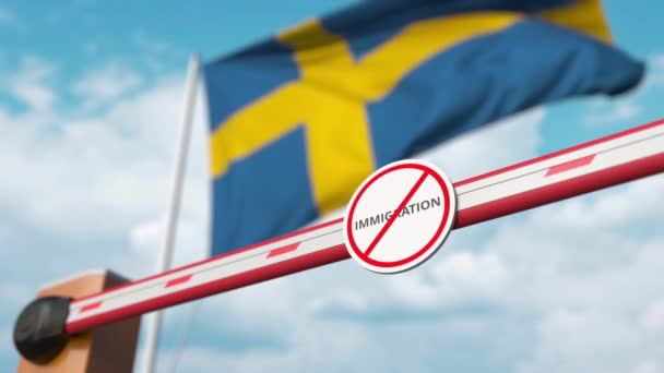 Otwarcie bariery boom z znakiem imigracji stop przeciwko szwedzkiej flagi, Centrum powitalne imigracji w Szwecji — Wideo stockowe