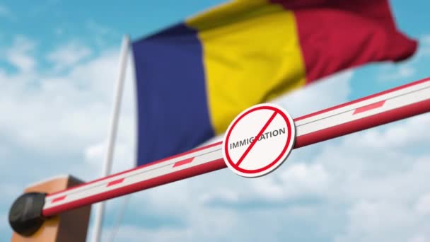Ανοίξτε πύλη μπουμ χωρίς πινακίδα μετανάστευσης στο υπόβαθρο της ρουμανικής σημαίας. Έγκριση μετανάστευσης στη Ρουμανία — Αρχείο Βίντεο