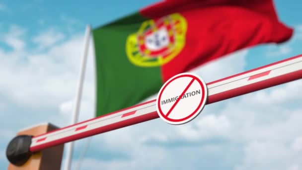 Aberto portão boom sem sinal de imigração no fundo da bandeira portuguesa. Aprovação de imigração em Portugal — Vídeo de Stock