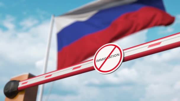 Gerbang penghalang tanpa tanda-tanda imigrasi dibuka dengan bendera Rusia sebagai latar belakang. Persetujuan imigrasi Rusia — Stok Video