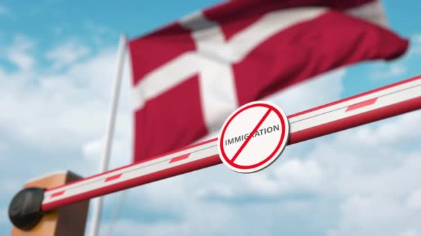 Offenes Tor ohne Einwanderungsschild auf dem Hintergrund der dänischen Flagge. Einwanderungsgenehmigung in Dänemark — Stockvideo