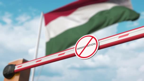 Öppna bommen grind utan immigrationsskylt på den ungerska flaggan bakgrund. Godkännande av invandring i Ungern — Stockvideo