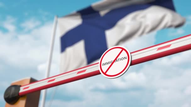 Robbanó akadály megnyitása a finn zászló elleni stop bevándorlási táblával, bevándorlási jóváhagyás Finnországban — Stock videók