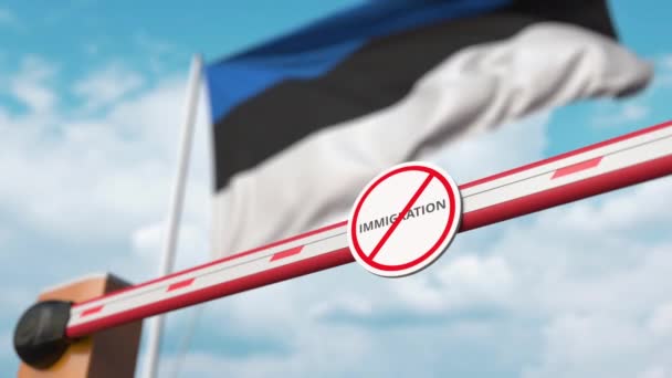 Boom-Barriere mit Stoppschild gegen die estnische Flagge, Einwanderungsgenehmigung in Estland — Stockvideo