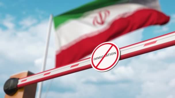 Öppna bommen grind utan immigrationsskylt på den iranska flaggan bakgrund. Godkännande av invandring i Iran — Stockvideo