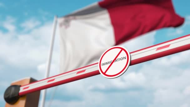 Membuka pembatas boom dengan tanda berhenti imigrasi terhadap bendera Malta, pusat menyambut imigrasi di Malta — Stok Video