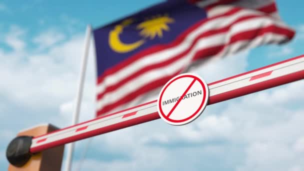 Бар'єрні ворота без жодних імміграційних знаків відкриваються з прапором Малайзії як фоном. Центр привітання малайзійської імміграції — стокове відео