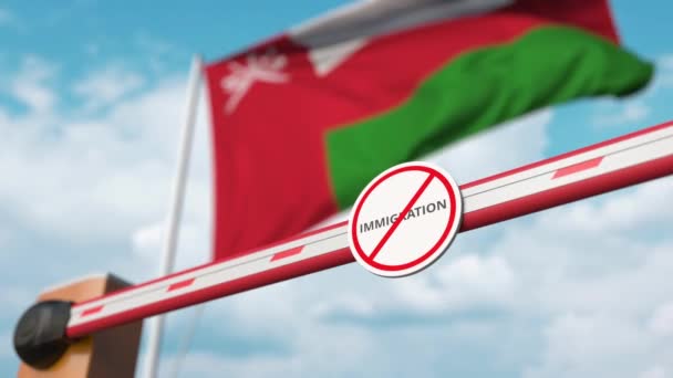 Het openen van boom barrière met stop immigratie teken tegen de Omani vlag, immigratie goedkeuring in Oman — Stockvideo