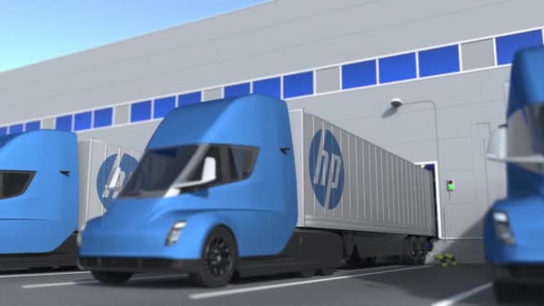 Elektriske trailervogner med HP-logo som lastes eller losses på lager. Logistikkrelatert tredimensjonal animasjon – stockvideo