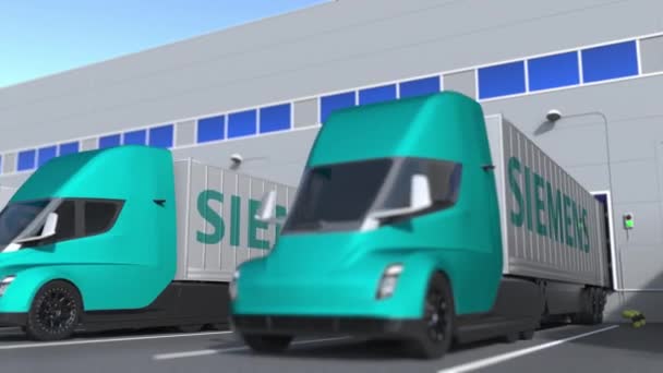 Moderne trailer trucks met Siemens logo worden geladen of gelost in het magazijn. Logistiek gerelateerde loopable 3d animatie — Stockvideo