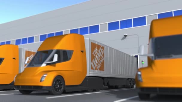 Ciężarówki elektryczne z logo Home Depot są ładowane lub rozładowywane w magazynie. Logistyka związane pętli animacji 3d — Wideo stockowe