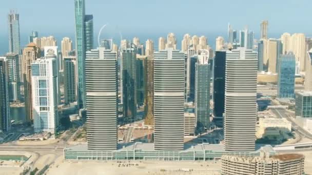 Аэрофотосъемка небоскребов Dubai Marina, ОАЭ — стоковое видео