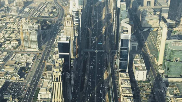Hlavní rušná silnice v Dubaji, letecký výhled dolů. Uae — Stock fotografie