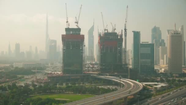 DUBAI, EMIRATI ARABI UNITI - 26 DICEMBRE 2019. Foto aerea dello skyline dietro i grattacieli cantiere di Ithra Dubai — Video Stock