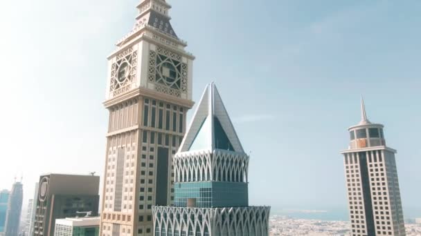 Dubai, Förenade Arabemiraten - 30 december 2019. Flygfoto över Tornet bostäder skysraper inom stadsbilden — Stockvideo
