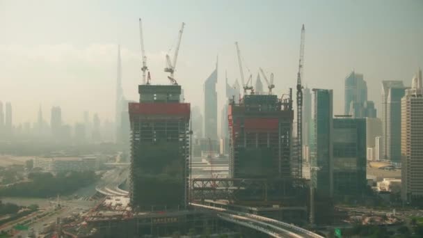 Dubai, Vereinigte Arabische Emirate - 26. Dezember 2019. Luftaufnahme der Skyline hinter Wolkenkratzer-Baustelle — Stockvideo