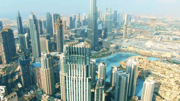 DUBAI, EMIRADOS ARAB UNIDOS - 30 DE DEZEMBRO DE 2019. Vista aérea do centro da cidade e do Dubai Mall — Fotografia de Stock
