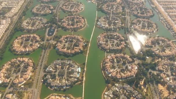 Aerial shot of luxury Jumeirah Islands community in Dubai, UAE — Stock Video